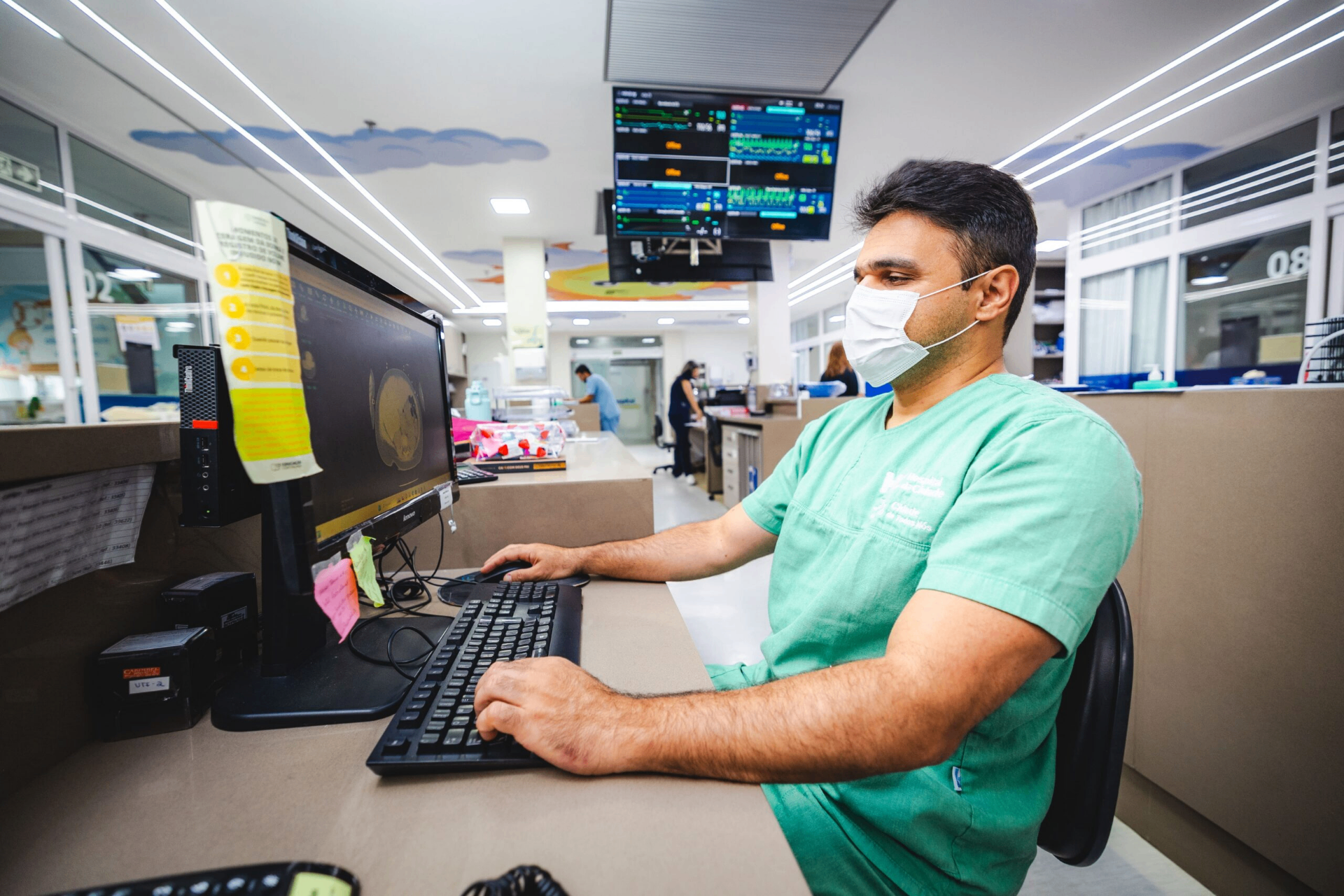 Profissional da UTI monitorando pacientes no Hospital da Cidade