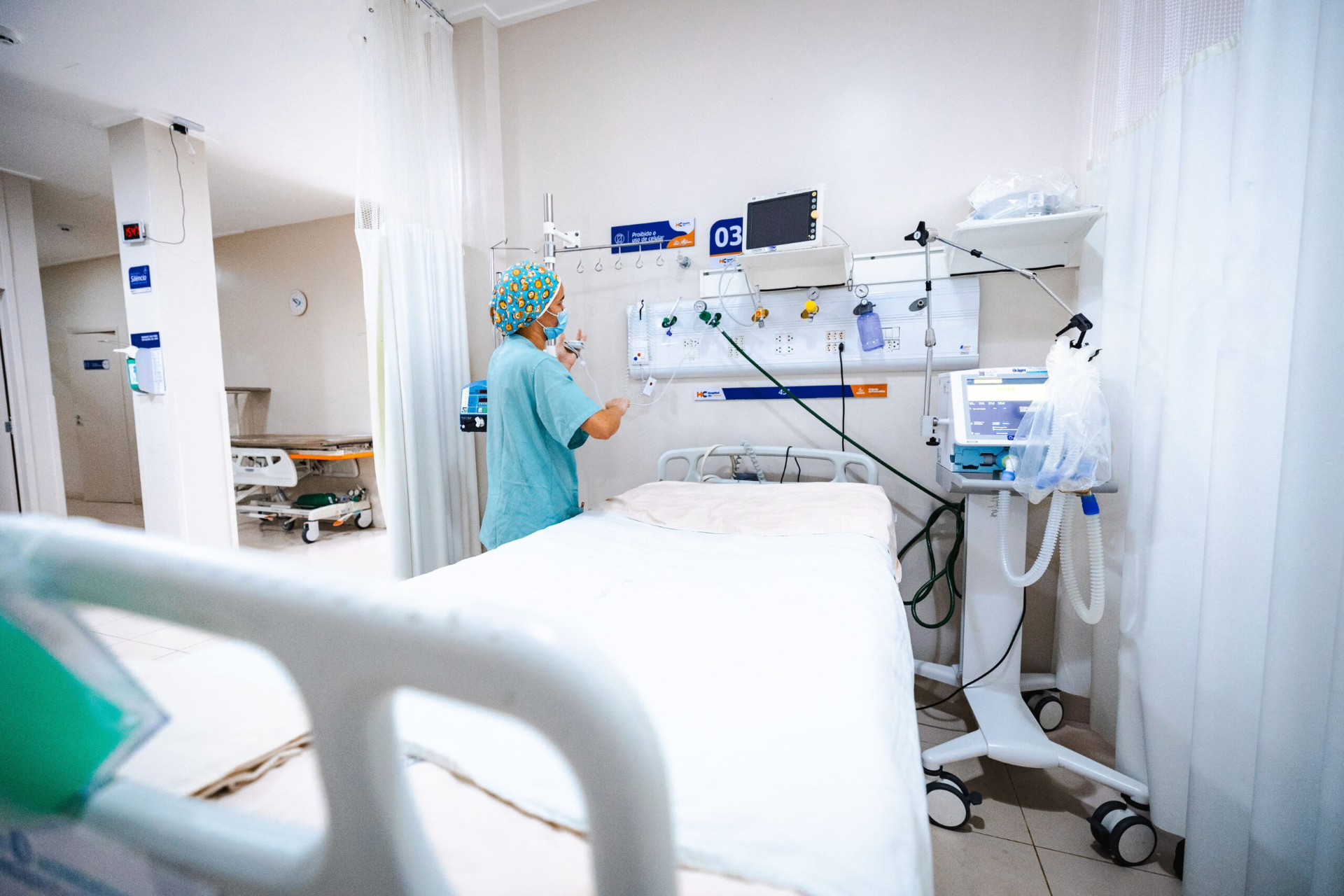 Leito de UTI equipado com monitores e ventilador no Hospital da Cidade