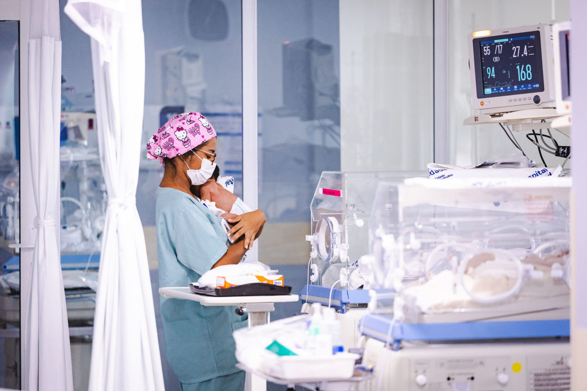 Enfermeira acolhendo recém-nascido na UTI Neonatal do Hospital da Cidade