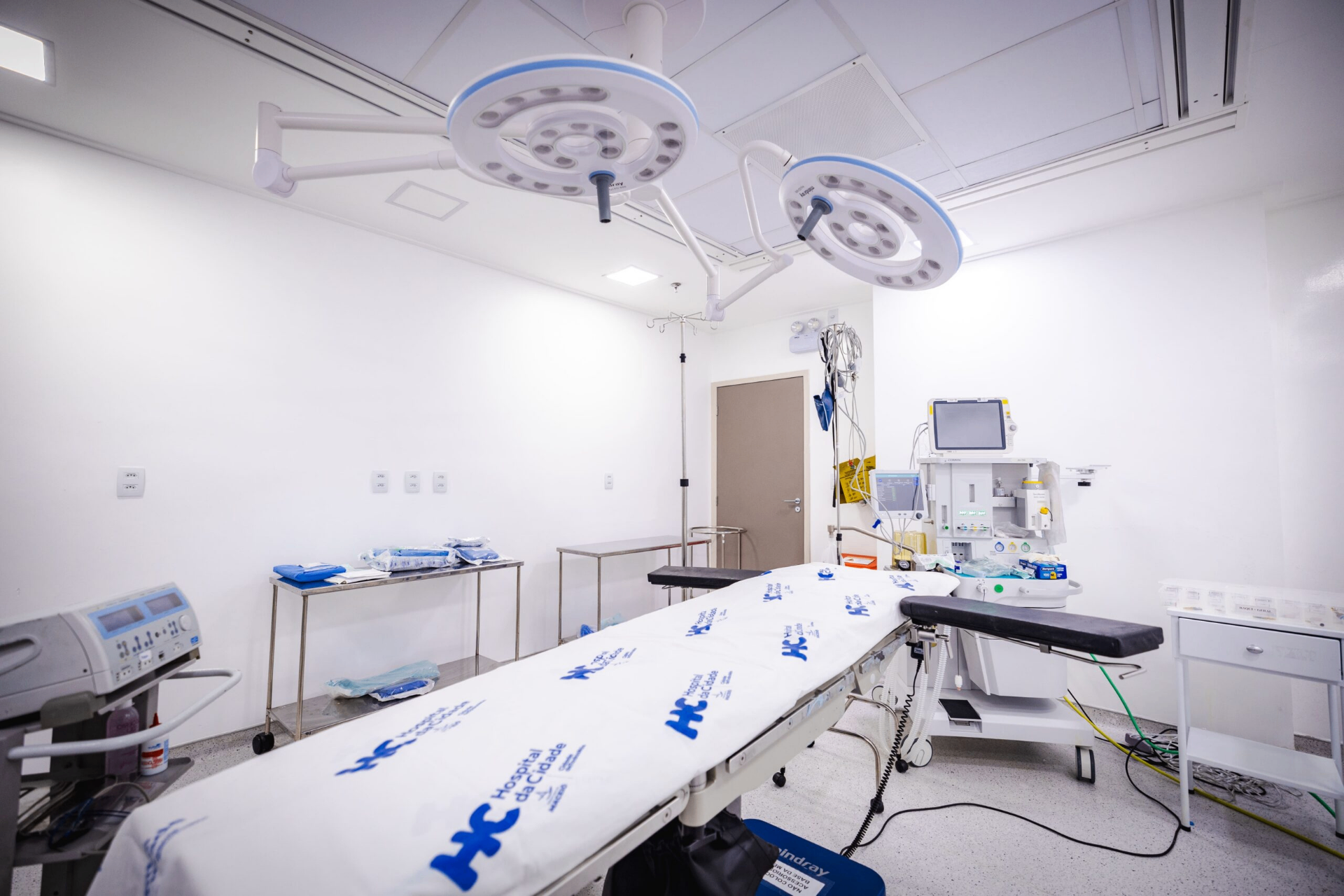 Sala cirúrgica equipada com tecnologia de ponta