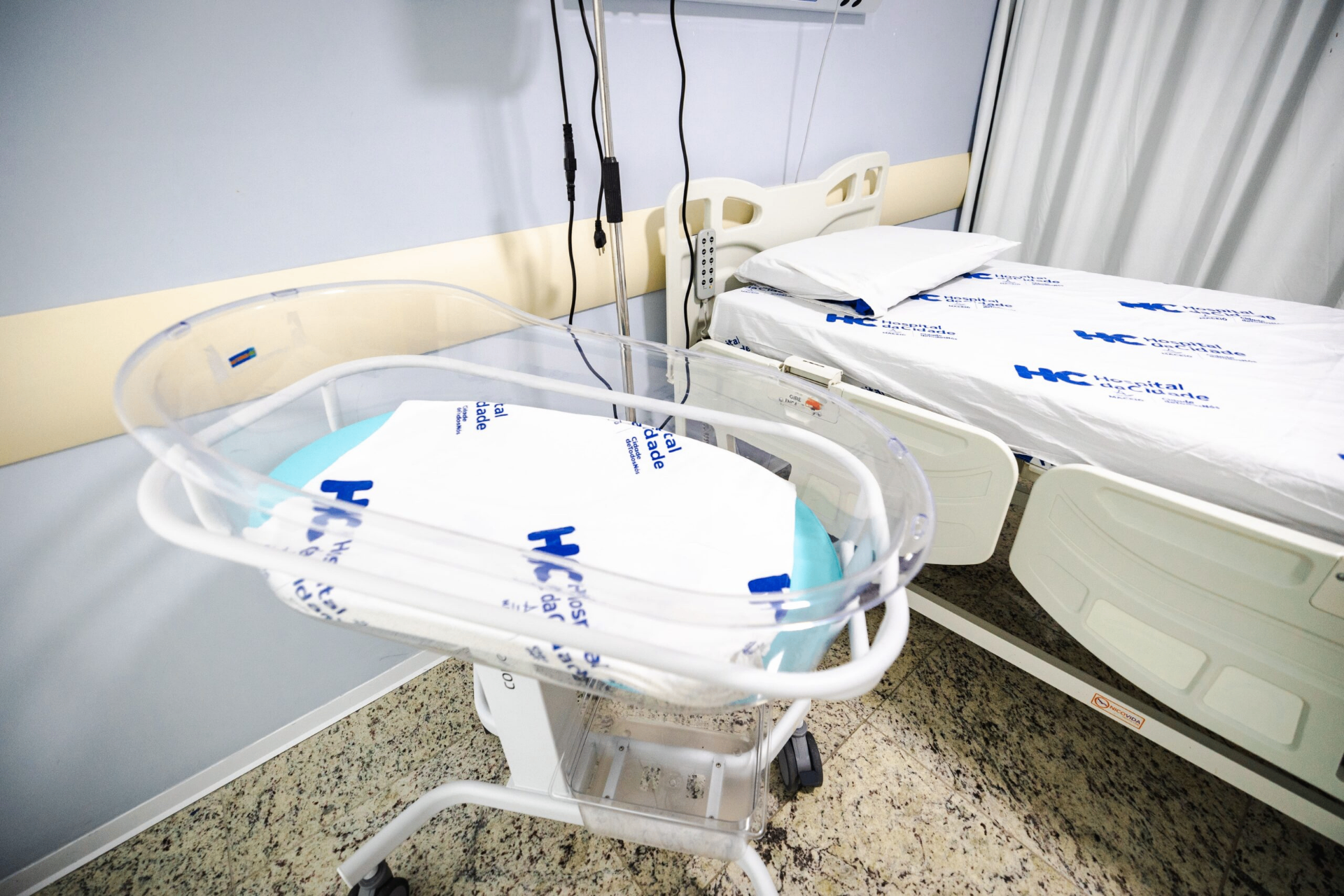 Leito e berço da Maternidade do Hospital da Cidade